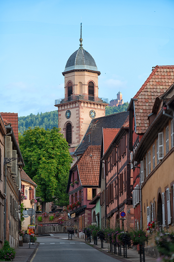 Saint-Hippolyte mit der Haut-Koenigsbourg hoch oben in den Vogesen