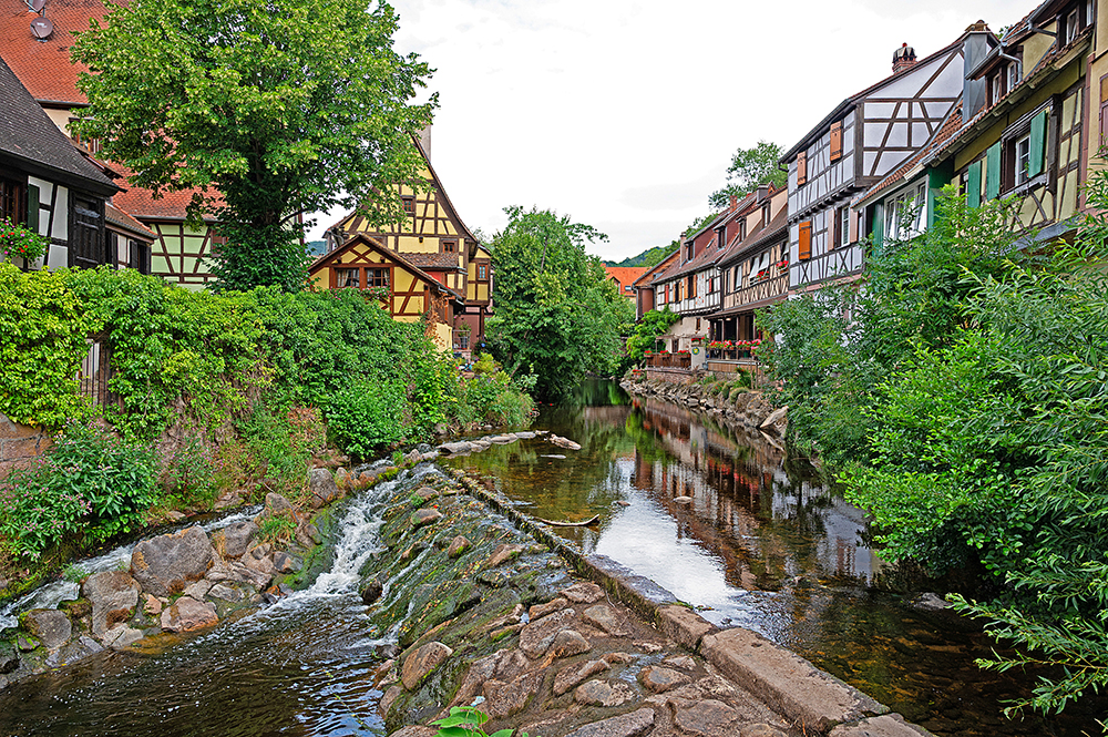 Historische Häuser am Weiss-Fluss in Kaysersberg