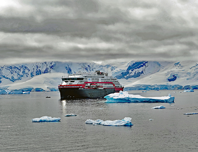 Hurtigrutens Hybridschiff Fritjof Nansen im Gebiet Brown Station