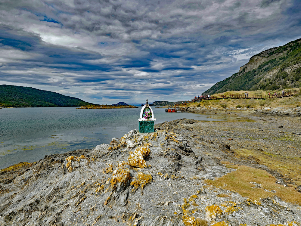 Ushuaia  Früher fanden nur Gescheiterte und Ausgestoßene den Weg in die südlichste Stadt des Kontinents. Heute lockt eben diese Grenzlage all jene an, die den Nationalpark Feuerland besuchen oder ans wirkliche Ende der Welt, die Antarktis gelangen wollen.